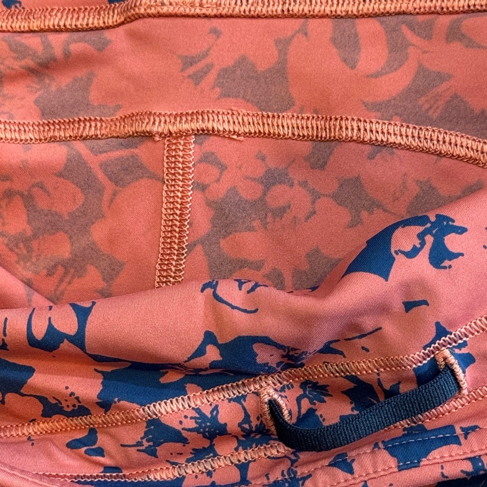 Lululemon Final Lap Crop - Size 12 - Picture 6 of 15